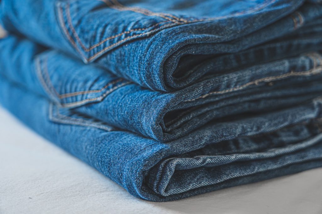 Różne kroje jeansów. Jeans skinny,  jeansy slim fit, regular fit co to znaczy?